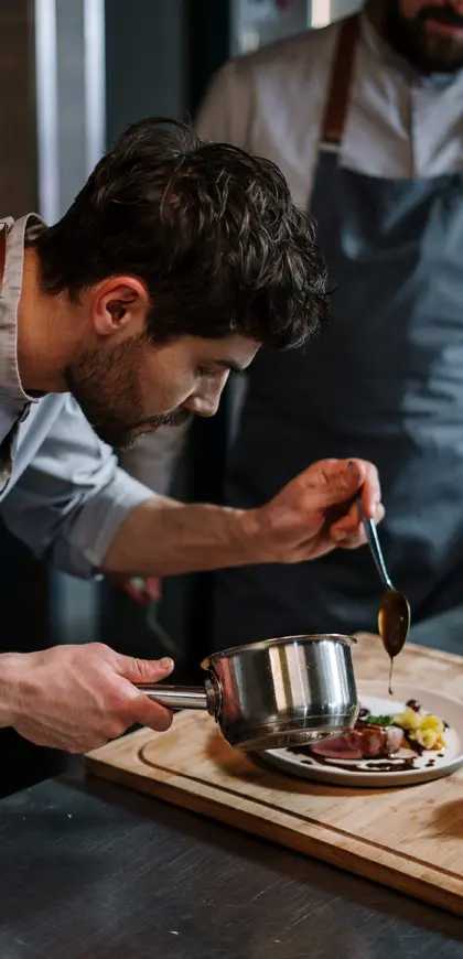Cocinero emplatando en la cocina de un restaurante