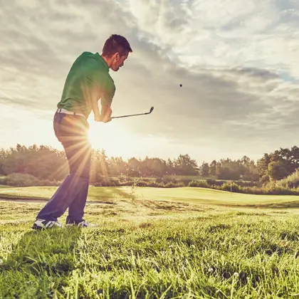 Jugador de golf al contraluz en un campo de la provincia