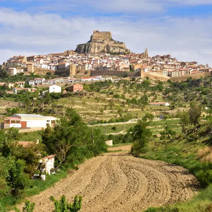 Morella sobre su cerro, con la muralla y el castillo