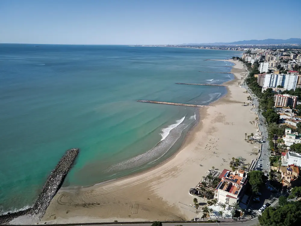 Costa de Benicàssim y Castellón desde el aire, con el mar y el Desert de les Palmes
