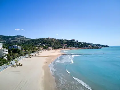 Playa del Voramar con la costa de Benicàssim al fondo